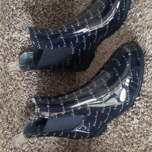 Nautica rain boots size 8 worn 1 time very comfy, perfect condition.